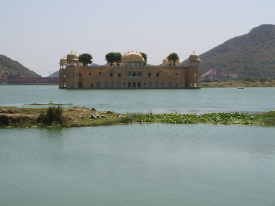 Ein Tempel im See vor Amber
