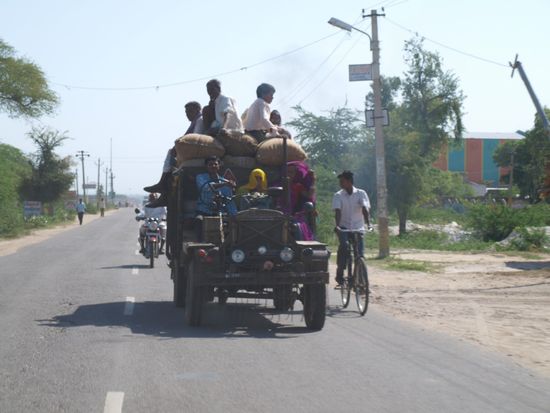 ...die selbstgebauten Autos der Landbevoelkerung.