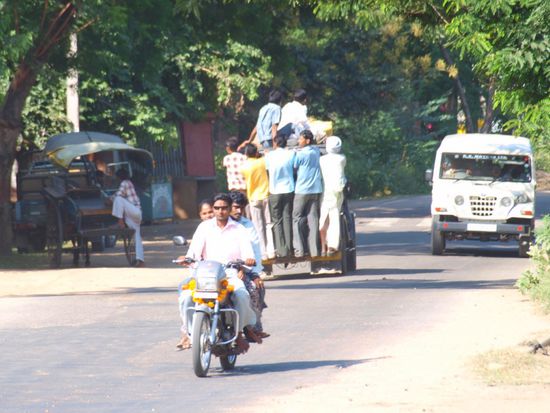 ...einer der erwaehnten ueberfuellten Jeeps im Einsatz.