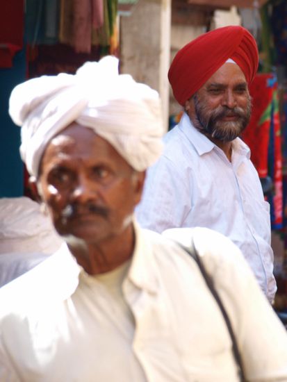 Der Herr mit dem Turban ist ein Sikh. Eine religioese Minderheit in Indien.