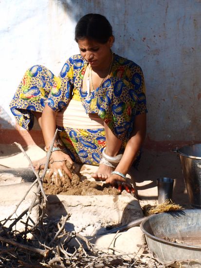 Das Mischen des Bodenbelags. Gluecklich sieht die Dame dabei nicht aus!
