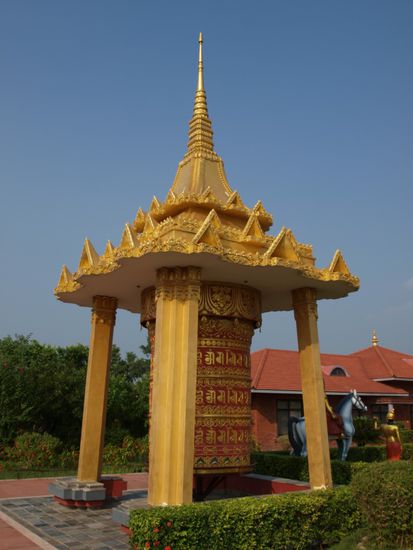 Gigantische Gebetsrolle im Garten