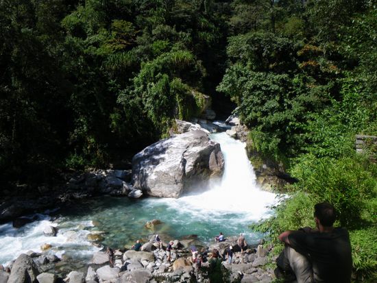 Wasserfaelle wie diesen sahen wir mehrere. Ueberall waere dies eine grosse Attraktion. Da Nepal so viel mehr zu bieten hat, hat dieser noch nicht einmal einen Namen.