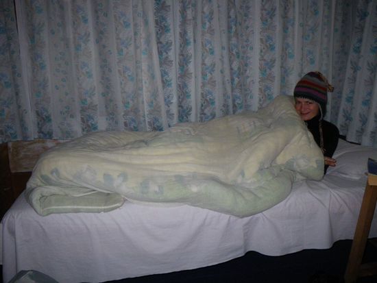 ...unter der Decke befinden sich noch 1 1/2 Schlafsaecke...