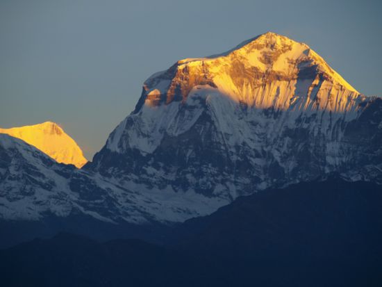 Der Dhaulagiri ist der hoechste Gipfel des Dhaulagiri Himal. Mit einer Hoehe von 8.167 Metern ist er der siebthoechste Berg der Welt. Durch das Kali-Gandaki-Tal getrennt, erhebt sich ca. 35 km oestlich des Dhaulagiris die Annapurnakette.
Die Hoehe des Dhaulagiri wurde 1809 von Leutnant William Spencer Webb und Captain John Hodgson auf 8.190 Meter vermessen. Er war damit der erste entdeckte Achttausender und galt von da an bis zur Vermessung des Kangchendzoenga im Jahre 1838 als hoechster Berg der Erde.
Der Dhaulagiri wurde als vorletzter Achttausender erstmals bestiegen.