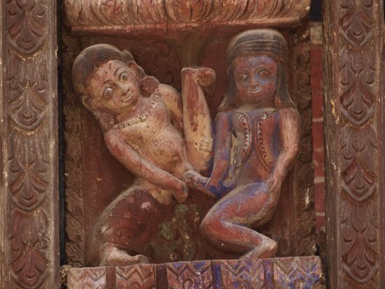 Derartige Schnitzereien findet man auf den Dachstuetzen vieler Tempel.