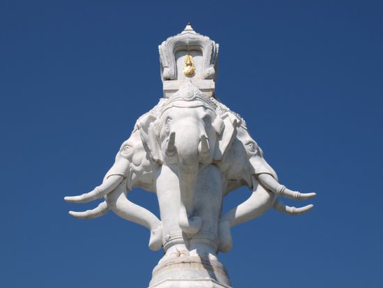 Der dreikoepfige Elefant ist Erawan. Ein mythologischer Elefant, der meist mindestens drei, manchmal sogar 33 Koepfe hat. Auf dem Wappen Bangkoks hat er nur einen Kopf. Das Wappen zeigt die Gottheit Indra auf Erawan . In seiner Hand haelt Indra einen Blitz.