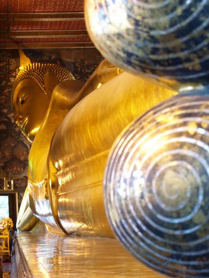 Wat Po ist ein buddhistischer Tempel (Wat) aus dem 17. Jahrhundert, der im Zentrum der historischen Altstadt liegt, unmittelbar suedlich des Koenigspalastes. Die Hauptattraktion ist die beruehmte 46 Meter lange und 15 Meter hohe vergoldete liegende Buddha-Statue. 
Zudem kommen hierher viele Menschen, um sich in der Wat Po Massageschule massieren zu lassen. Die eigentliche Schule in der Katja lernt, ist nur wenige Meter entfernt und liegt ausserhalb der Tempelanlage.