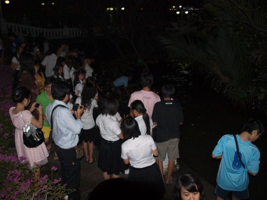 ...hier werden die Krathongs zu Wasser gelassen.