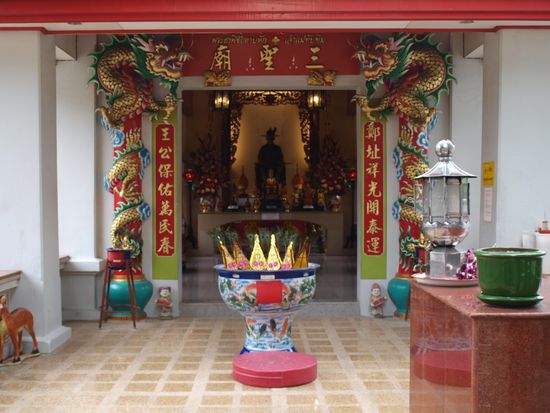 Chinesischer Tempel am Kanal