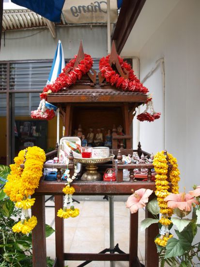 Schreine wie diesen findet man ueberall.