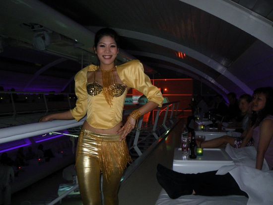 Zwischen den Gaengen gab es diverse Show- und Tanzeinlagen.