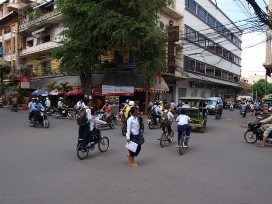 Typische Strassenkreuzung. Keine Ampel und keine Schilder.