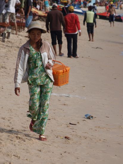 Der Pyjama ist das Lieblingskleidungsstueck vieler Kambodschanerinnen. Sie tragen ihn deshalb Tag und Nacht.