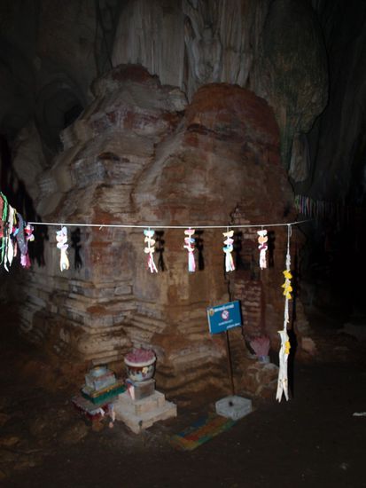 Der 1.200 Jahre alte Tempel im Inneren der Hoehle.