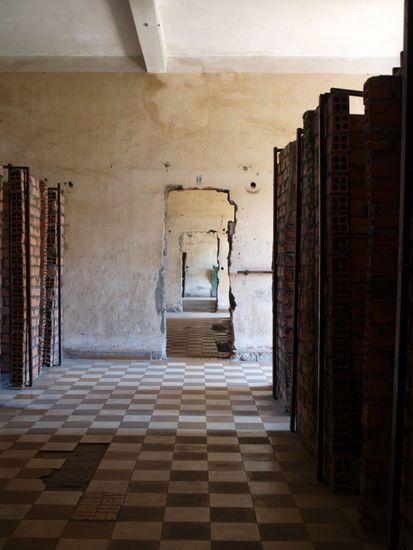 Winzige Zellen, in denen die Haeftlinge standen, da sie von oben angekettet waren.