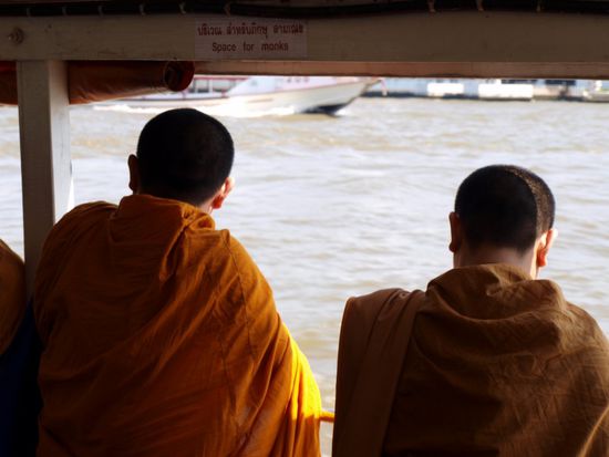 Auf den Flussfaehren ist die rechte Seite im hinteren Bereich fuer sie reserviert (siehe Schild oben).
