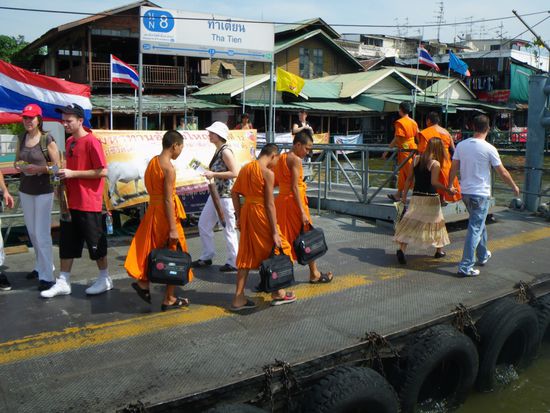 ...mit dem Laptop auf dem Weg zur Schule.