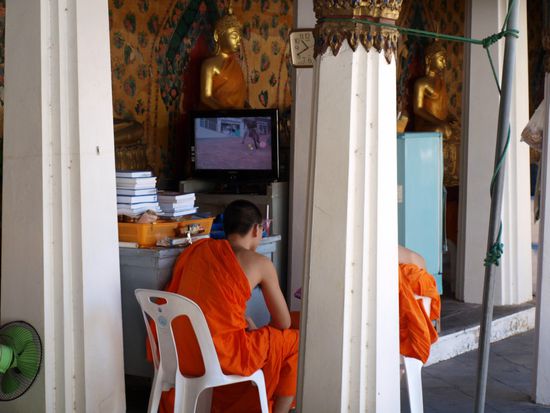 ...beim fernsehen im Tempel.