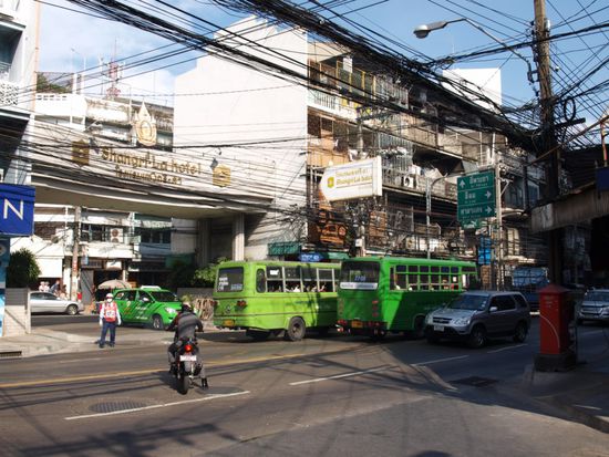 Wenn man so die Stromleitungen betrachtet, fragt man sich warum hier nicht oefter der Strom ausfaellt.