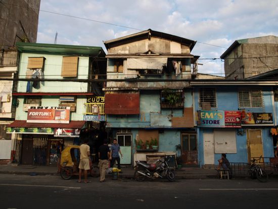 Strasse vor unserem Hotel in Manila