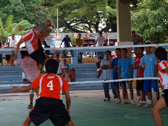 Takraw, auch Sepak Takraw, nennt man das Mannschaftspiel mit dem Takraw Rattanball. Der schnelle und harte Sport erscheint wie eine Mischung aus Fussball, Kung-Fu und Akrobatik und ist seit rund 500 Jahren eine der beliebtesten Sportarten in ganz Suedostasien. 
Ziel des Spiels ist es, den Ball so lange wie moeglich in der Luft zu halten, hierzu setzt man den ganzen Koerper, ausser der Haende, ein. Im 19. Jahrhundert wurde von den Englaendern in Malaysia der Grundstein fuer Takraw als Wettkampfsport gelegt, man benutzte Badmintonfelder als Austragungsort fuer Takraw Turniere und die Sportart bekam die offizielle Bezeichnung Sepak Takraw. Seit 1984 benutzt man offiziell geflochtene Kunststoffbaelle bei Turnieren. Das beste nichtasiatische Takraw Team stellt Deutschland. Beim King´s Cup 2008 in Bangkok konnte sich das deutsche Takraw Team eine Goldmedaille erkaempfen.