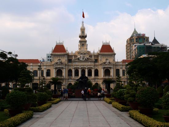 Das ehemalige Rathaus stammt aus dem Jahre 1906. Hier ist heute das Volkskomitee untergebracht. Eine Statue von Ho Chi Minh mit einem kleinen Kind auf dem Schoß wacht ueber den kleinen Park vor dem Gebaeude.