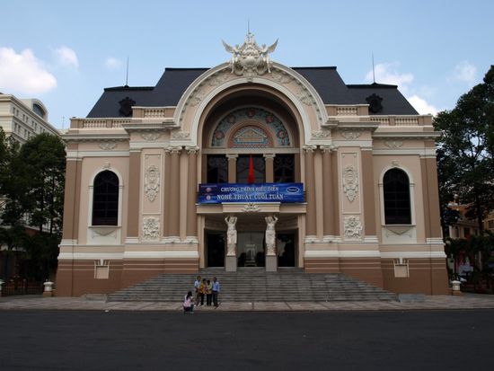 Das 1899 eroeffnete Stadttheater.
