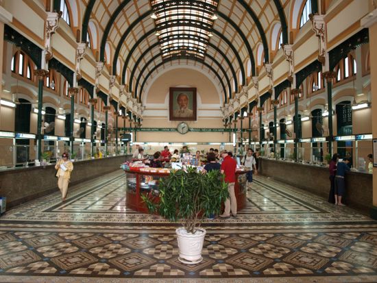 Das 1891 eroeffnete Hauptpostamt ist fast unveraendert erhalten geblieben. Die Stahlkonstruktion des Gebaeudes wurde vom beruehmten franzoesischen Ingenieur Gustave Eiffel entworfen.