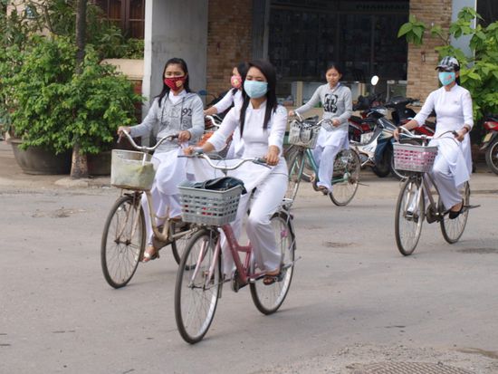 Die Masken sind ein Muss fuer die modebewusste Vietnamesin. Wie in nahezu jeder Alltagssituation egal ob auf dem Land oder in der Stadt gerne getragen. Aehnlich beliebt sind Schlafanzuege und Helme im Ganztageseinsatz.