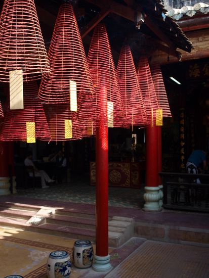 Diese Spiralen kann man kaueflich erwerben und mit einem Wunsch versehen aufhaengen. Einmal aufgehaengt, werden sie angezuendet und brennen langsam ab.