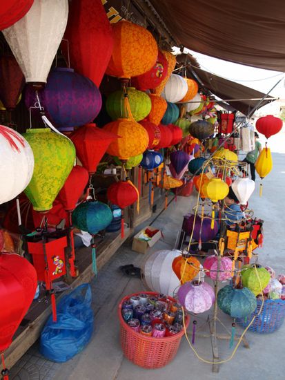 Neben Kleidung (es gibt hunderte Schneider) der Verkaufsschlager.