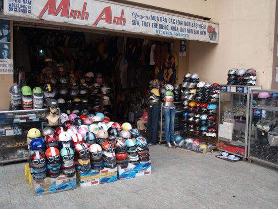 In Vietnam besteht Helmpflicht und es duerfen nur zwei Personen auf einem Roller fahren.