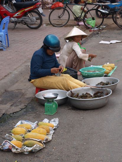 Die zwei beliebtesten Kopfbedeckungen Vietnams. 