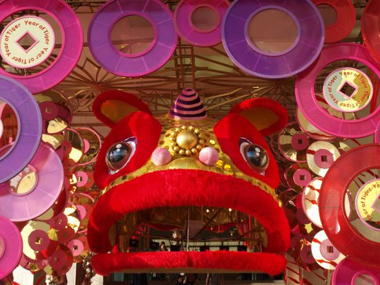 Deko fuer das chinesische Neujahrsfest an einem Einkaufszentrum.