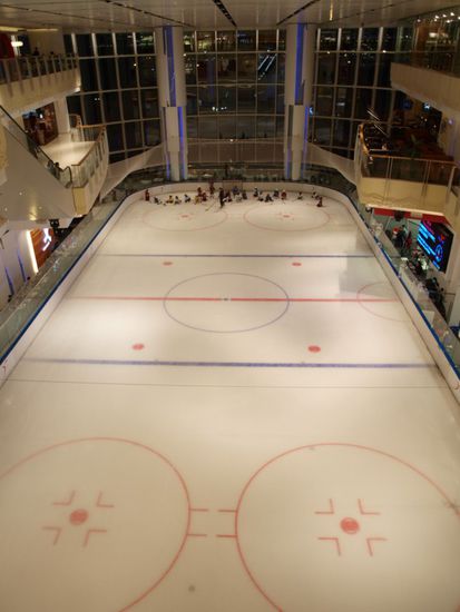 Diese Eislaufhalle liegt mitten in einem Einkaufszentrum.