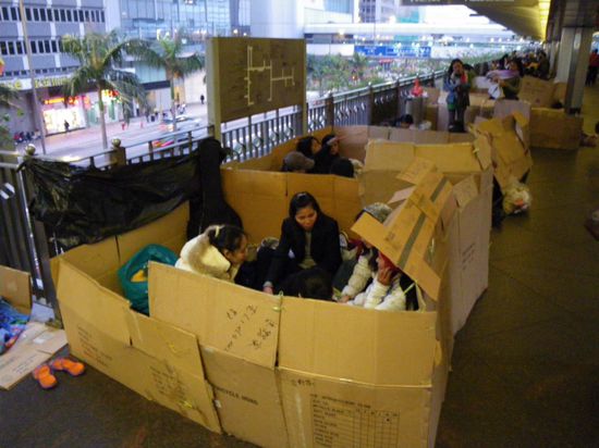 Nannys auf der Bruecke.