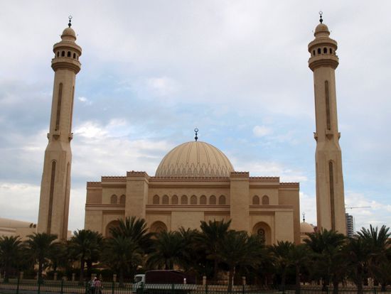In der Al-Fateh-Moschee wurde 2.900 m² italienischer Marmor verlegt. Die Minarette sind 70 m hoch und sie bietet Platz für 5.000 Menschen.