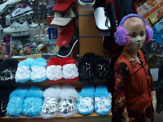 Modische Pantoffeln und Ohrenwaermer gibts direkt nebenan.