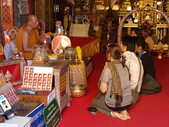 Die Moenche vieler Tempel sind vor allem nachmittags gerne zu Gespraechen bereit. Auch Touristen koennen sich mit Fragen nach dem Alltag und Leben der Moenche an sie wenden. Sie haben so Gelegenheit, ihr Englisch zu pflegen und zu erweitern.