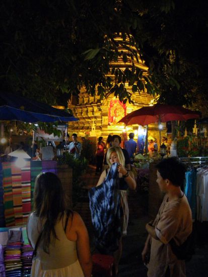 Selbst in den Innenhoefen der Tempelanlagen kann man noch einkaufen und essen.