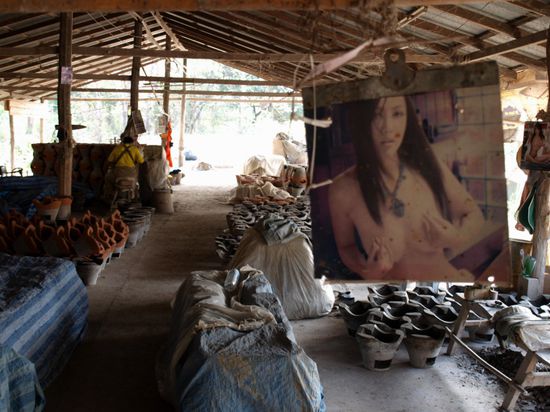 Hier werden unter professioneller Aufsicht Feuerstellen hergestellt.