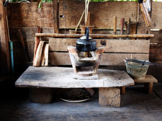 Kueche in einem Bergdorf. Genau gegenueber steht ein Plasmabildschirm mit riesigen Boxen fuer die allabendliche Familienkaraoke.