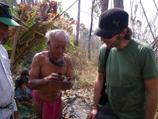 Erfolglos versuschte der Mlabri Joerg das Feuermachen beizubringen.