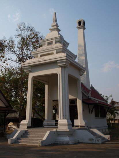 Haben wir im Norden zum ersten Mal gesehen. Ein Krematorium direkt neben dem Tempel.