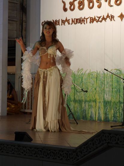 Auf dem Nachtmarkt unterhalten Ladyboys (als Frau lebende Maenner) die Besucher.