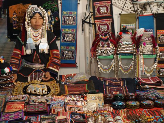 Hier mal eine Frau in traditioneller Tracht. Leider traegt sie diese nur, um den Umsatz ihres Standes anzukurbeln.