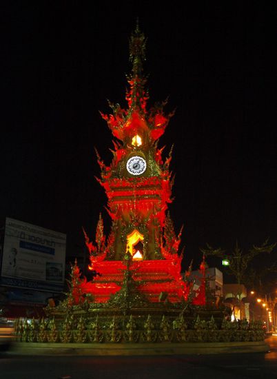 Jeden Abend um 19, 20 und 21 Uhr wird der Clocktower zu klassischer Musik in unterschiedlichen Farben angestrahlt.