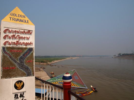 Wir stehen in Thailand, blicken rechts auf Laos und links auf Myanmar.