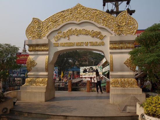 Hier liegt Myanmar auf der anderen Seite der Bruecke.